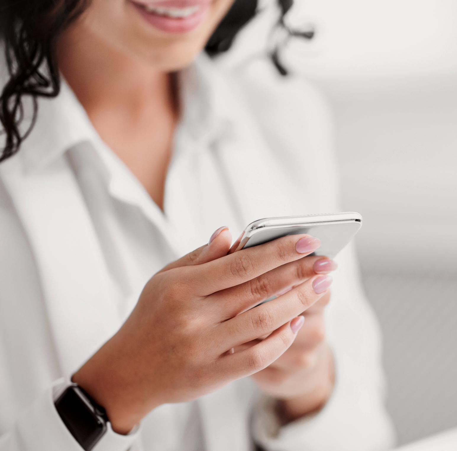 Mujer contactando por teléfono